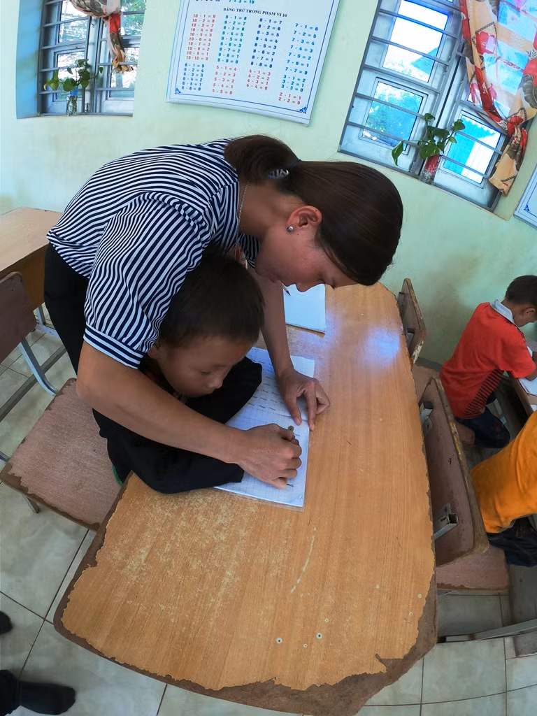 Cô giáo Lò Thị Vuông uốn nắn từng nét chữ cho từng em nhỏ người dân tộc thiểu số. (Ảnh: LC) Cô giáo Lò Thị Vuông uốn nắn từng nét chữ cho từng em nhỏ người dân tộc thiểu số. (Ảnh: LC)