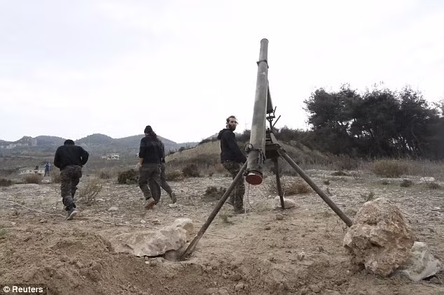 Phiến quân Syria rút lui sau khi cài tên lửa lên bệ phóng tự chế.