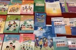 Chỉ riêng việc lựa chọn bộ sách giáo khoa nào cho những năm tới cũng đã phức tạp (Ảnh minh họa: Thùy Linh) Chỉ riêng việc lựa chọn bộ sách giáo khoa nào cho những năm tới cũng đã phức tạp (Ảnh minh họa: Thùy Linh)