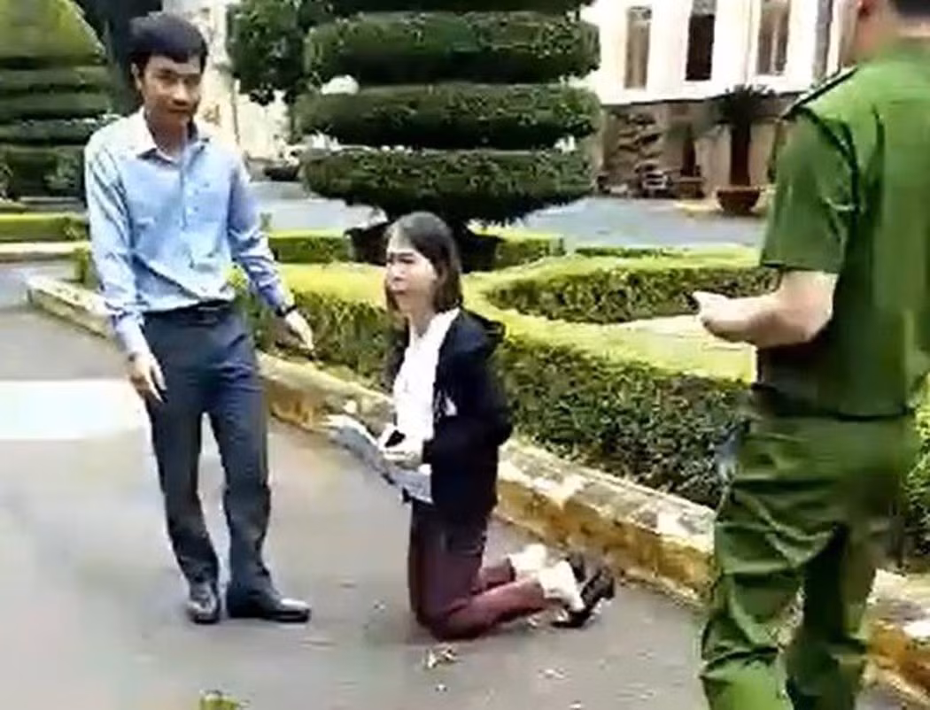 Cô giáo Nguyễn Thị Hoa Anh quỳ gối trong trụ sở Ủy ban nhân dân tỉnh Đắk Lắk để dâng đơn cho lãnh đạo tỉnh. (Ảnh: H.L) Cô giáo Nguyễn Thị Hoa Anh quỳ gối trong trụ sở Ủy ban nhân dân tỉnh Đắk Lắk để dâng đơn cho lãnh đạo tỉnh. (Ảnh: H.L)