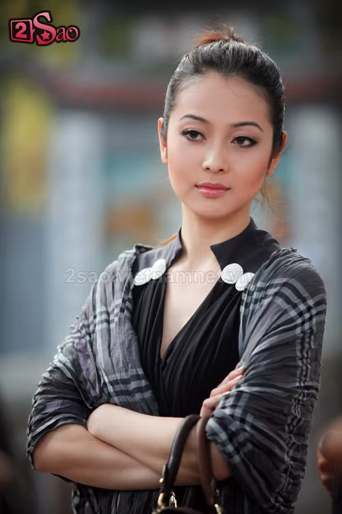 Có một điều dễ nhận thấy rằng: Jennifer Phạm càng giản dị, càng đẹp.