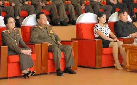 Bà cô Kim Kyong-hui, Phó nguyên soái Choe Ryong-hae và vợ chồng nhà lãnh đạo Kim Jong-un.