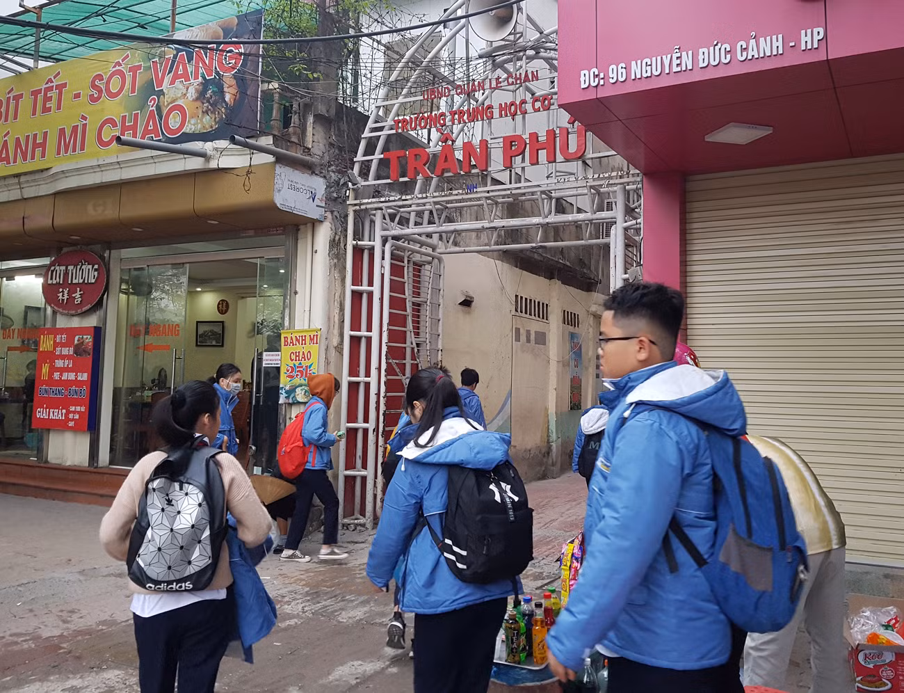 Nhiều phụ huynh không kịp trở tay khi nhà trường ra thông báo cấm học sinh đi xe máy điện, xe gắn máy tới trường (Ảnh: Lã Tiến) Nhiều phụ huynh không kịp trở tay khi nhà trường ra thông báo cấm học sinh đi xe máy điện, xe gắn máy tới trường (Ảnh: Lã Tiến)