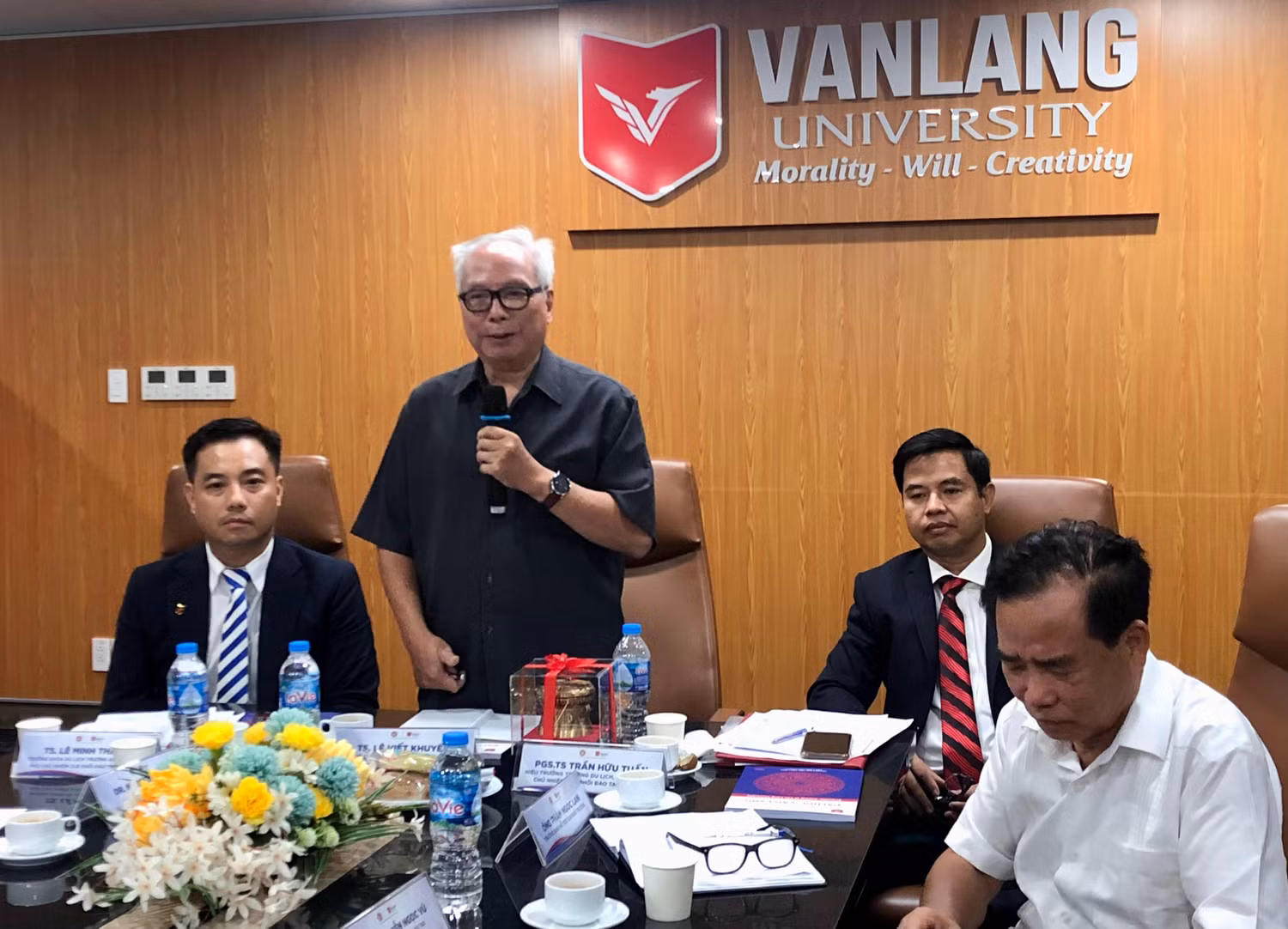 Tiến sĩ Lê Viết Khuyến, Phó Chủ tịch Hiệp hội Các trường đại học, cao đẳng Việt Nam đánh giá cao chất lượng buổi toạ đàm (ảnh: Lê Phương)
