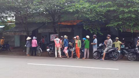Nhiều người dân hiếu kỳ tập trung trước ki ốt của bà Đẹp