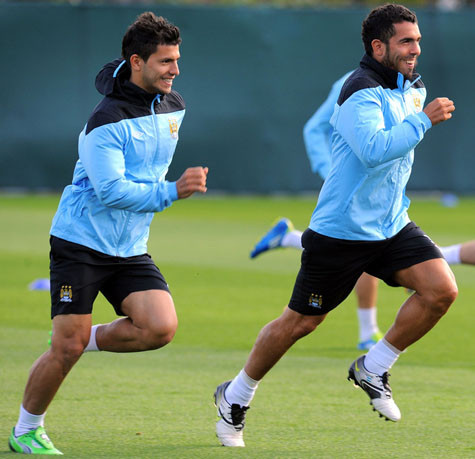 Tevez (phải) không còn được tập cùng đội 1 chứ đừng nói gì đến hy vọng được ra sân