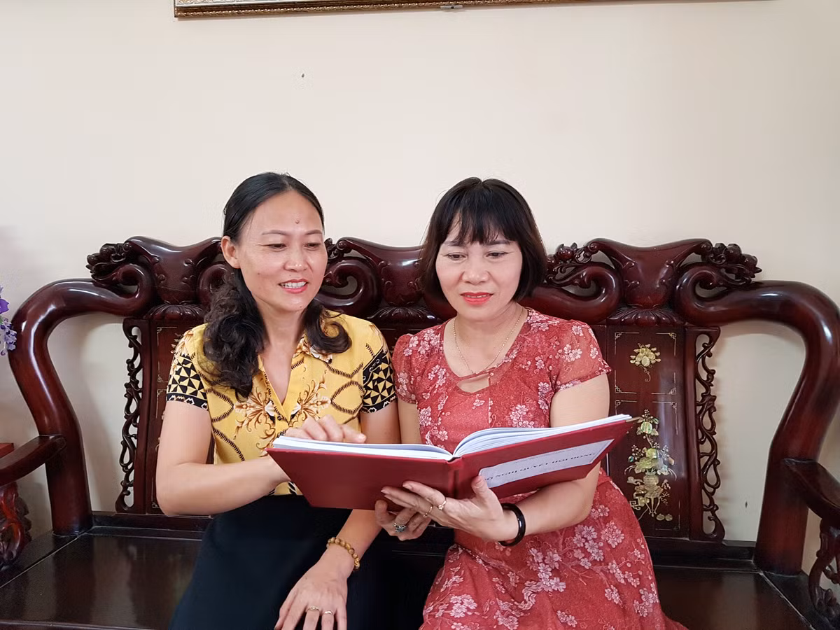 Nhà giáo ưu tú Lê Thu Liên (bên phải) nhận nhiệm vụ từ Hiệu trưởng Trường Trung học cơ sở Lương Khánh Thiện (Ảnh: Lã Tiến) Nhà giáo ưu tú Lê Thu Liên (bên phải) nhận nhiệm vụ từ Hiệu trưởng Trường Trung học cơ sở Lương Khánh Thiện (Ảnh: Lã Tiến)