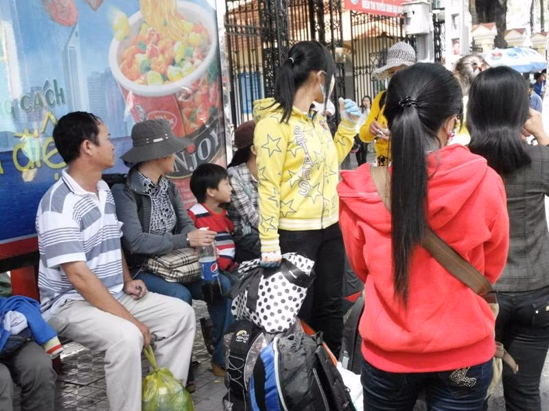 Những đôi mắt cùng nhìn về một hướng, trông đợi. Ảnh chụp trên đường An Dương Vương (TP.HCM). Xem đáp án môn Vật lí - Xem đáp án môn Toán - Xem đáp án môn Hóa - Xem đáp án môn Ngoại ngữ Khối A1