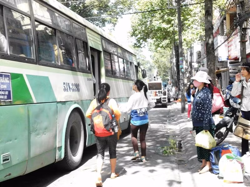 Những bước chân cuống quýt, mừng rỡ khi thấy xe buýt đến. Những ông bố, bà mẹ, sĩ tử này đi xe buýt ra đến bến xe miền Tây, xong phải đi thêm một chặng xe nữa, mới về quê quê đựơc. Xem đáp án môn Vật lí - Xem đáp án môn Toán - Xem đáp án môn Hóa - Xem đáp án môn Ngoại ngữ Khối A1