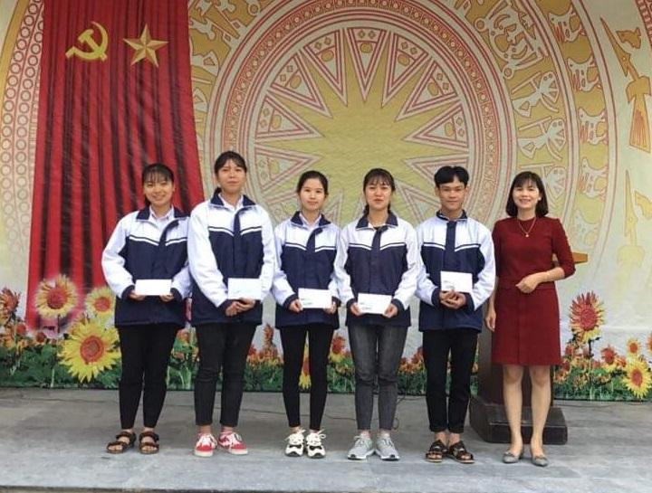 Cô giáo Lê Thị Thu HIền (bên phải ngoài cùng) chụp ảnh cùng các em học sinh trong trường. (Ảnh: NVCC)