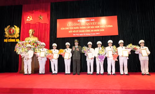 Bộ trưởng Trần Đại Quang trao Quyết định của Chủ tịch nước cho các đồng chí được thăng cấp bậc hàm cấp Tướng. Ảnh: Kim Anh