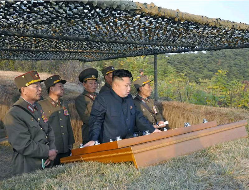 Kim Jong-un và các sĩ quan cao cấp trên đài chỉ huy tập trận. Kim Jong-un và các sĩ quan cao cấp trên đài chỉ huy tập trận.