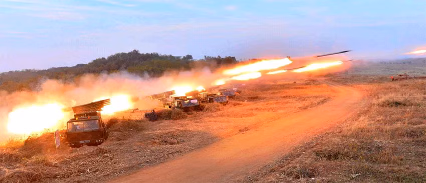 Rocket Bắc Triều Tiên đồng loạt nhả đạn. Rocket Bắc Triều Tiên đồng loạt nhả đạn.