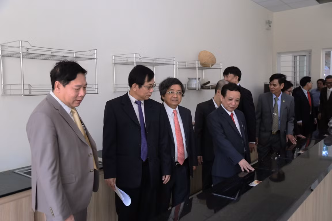 Lãnh đạo Đại học Đà Nẵng và Tổng Lãnh sứ quán Lào tại Đà Nẵng tham quan khu căn-tin của ký túc xá.