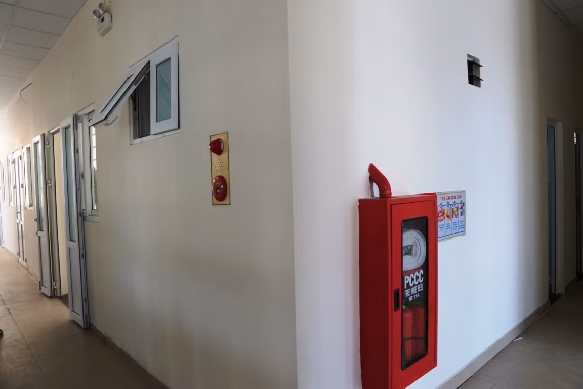 Hệ thống phòng cháy chữa cháy được lắp đặt tại các tầng của Ký túc xá.