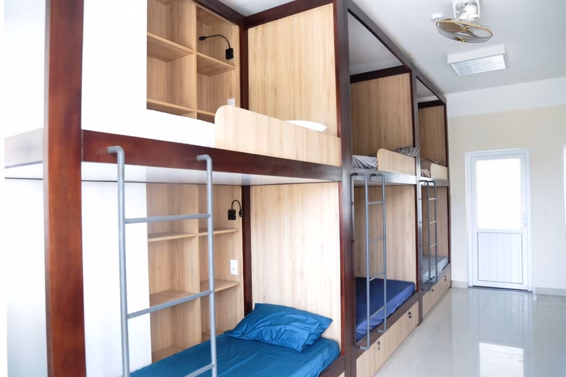 Với 36 phòng ở khép kín, có đầy đủ tiện nghi hiện đại đáp ứng được trên 200 chỗ ở cho lưu học sinh.