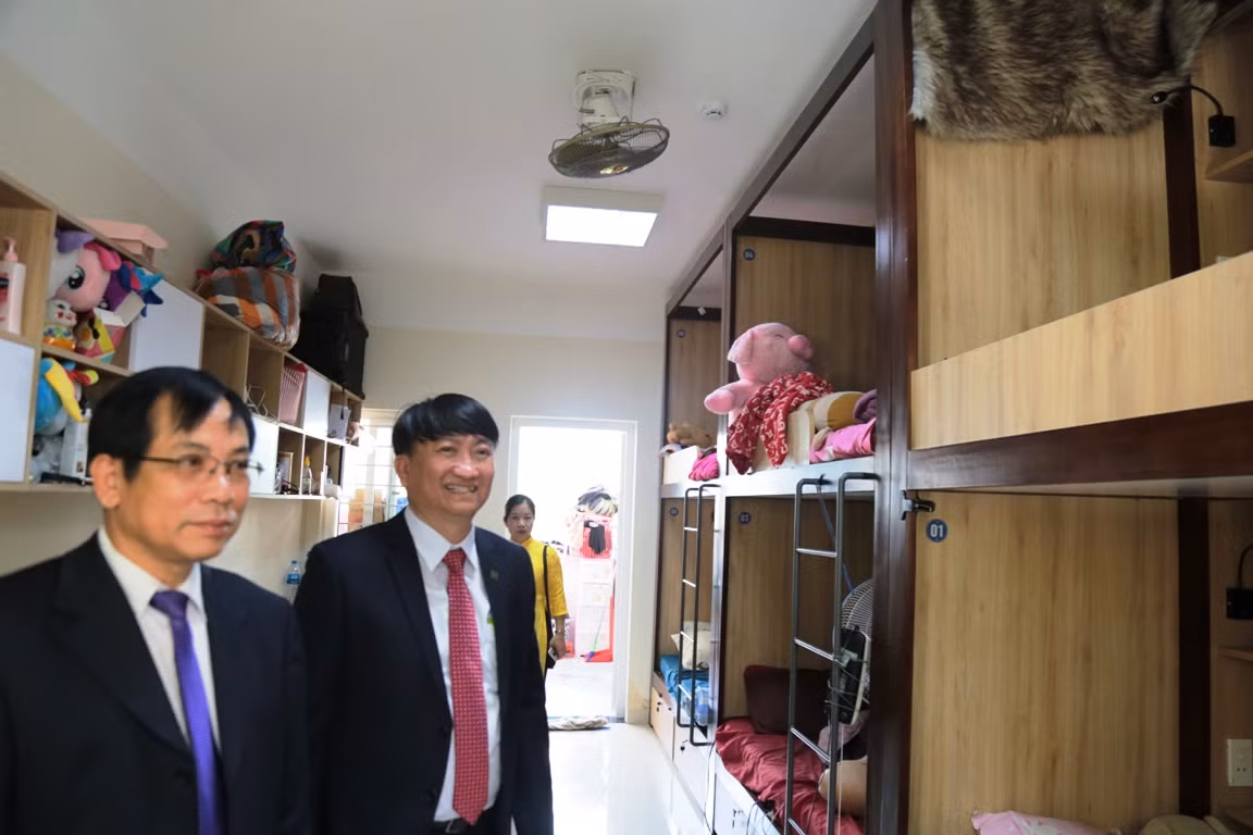 Lãnh đạo Tổng lãnh sứ quán Lào vào tận từng buồng của sinh viên để kiểm tra, thăm hỏi.