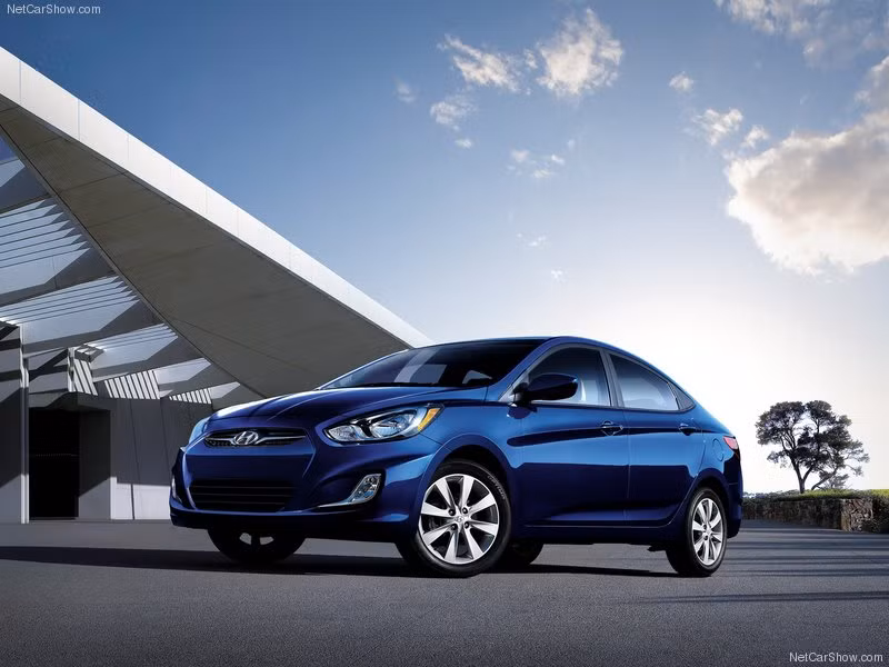 Accent 2012 sử dụng động cơ xăng dung tích 1,4 lít cho công suất 107 mã lực, chạy 100 km tiêu tốn 6,2 lít nhiên liệu.Giá bán: Accent 1.4MT ( Bản nhập khẩu): 545.000.000 VND - Accent 1.4AT (Bản nhập khẩu ): 590.000.000 VND