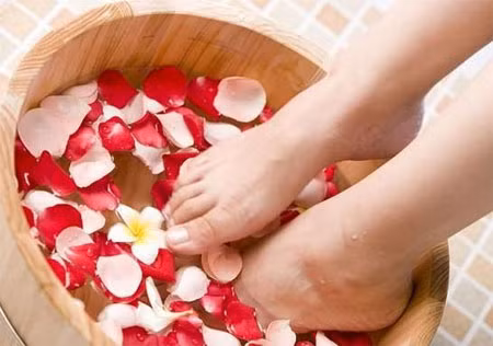 Ngâm chân trong nước mát: Chỉ bằng cách ngâm chân trong nước mát 20 phút mỗi ngày, cơ thể bạn sẽ có cảm giác cực kỳ dễ chịu và vô cùng mát mẻ. Xem thêm:Bí quyết "nhỏ", giữ sức khỏe "lớn" trong mùa nắng nóng