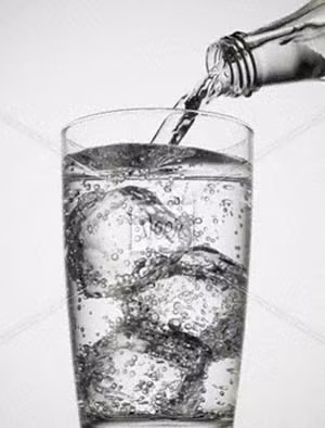 Vì thế, hãy hạn chế chọn những cốc nước quá lạnh và chỉ nên dùng nước mát vừa đủ. Nó sẽ giúp cơ thể đỡ phải làm việc nhiều và cũng hạn chế nguy cơ bị viêm họng nữa. Xem thêm:Bí quyết "nhỏ", giữ sức khỏe "lớn" trong mùa nắng nóng
