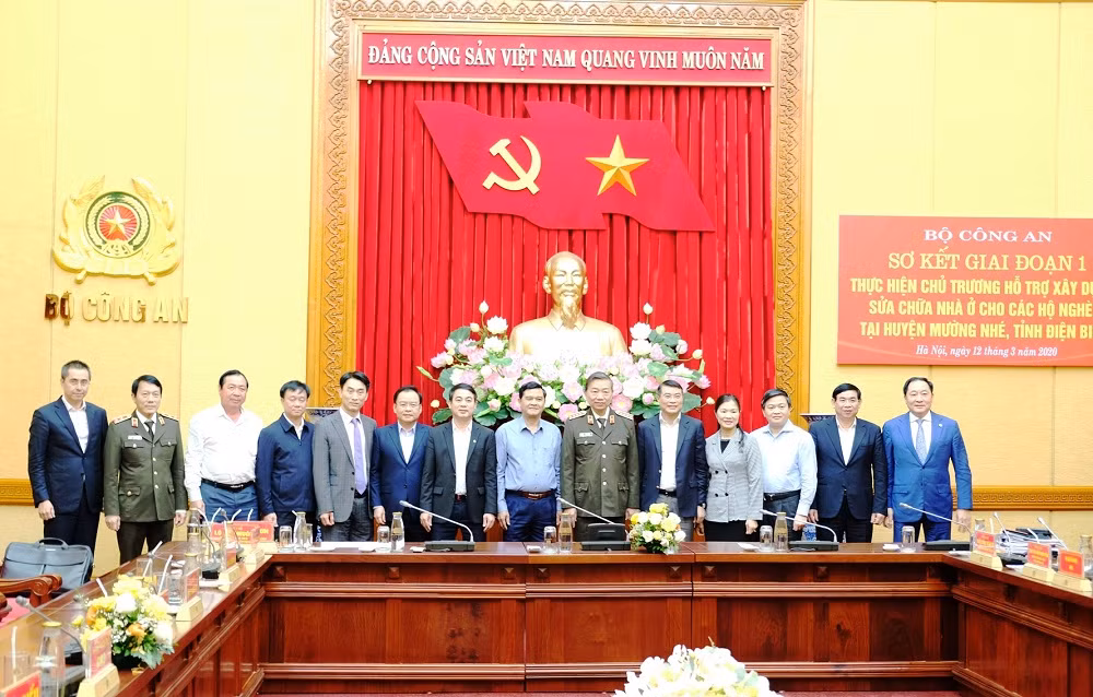 Đại tướng Tô Lâm, Bí thư Đảng ủy Công an Trung ương, Bộ trưởng Bộ Công an (Thứ 6 từ trái sang) và Thống đốc Ngân hàng nhà nước Việt Nam Lê Minh Hưng (thứ 5 từ trái sang) chụp ảnh cùng một số đại biểu dự buổi làm việc.