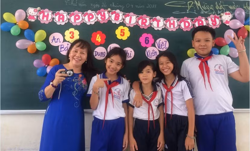 Cô Hương Lan trong lễ sinh nhật của học trò Cô Hương Lan trong lễ sinh nhật của học trò