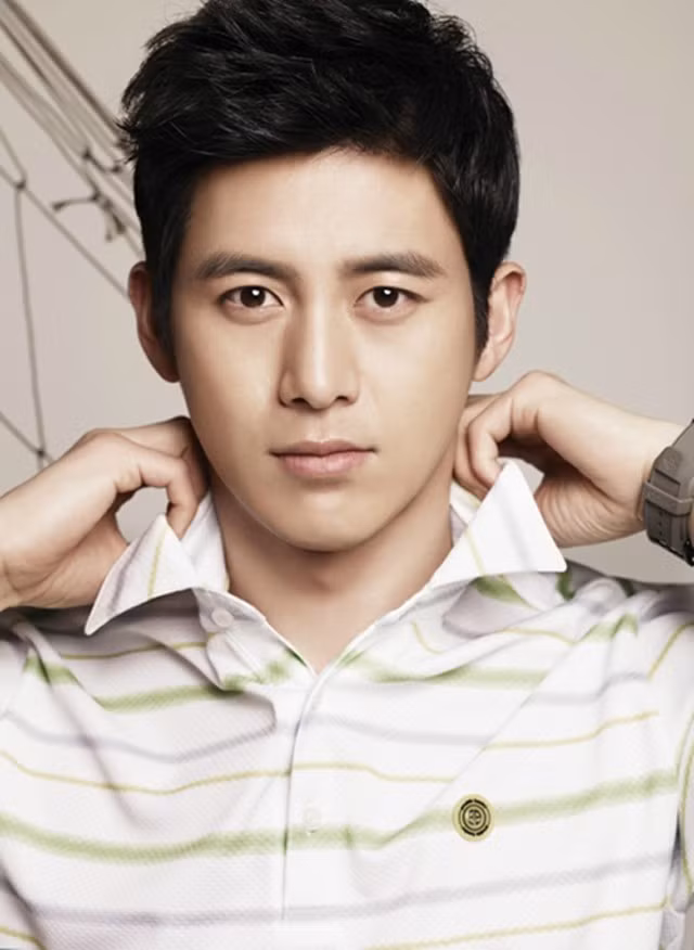 Go Soo, nam diễn viên khá quen thuộc với khán giả qua bộ phim 'Hoa hồng xanh'. Go Soo, nam diễn viên khá quen thuộc với khán giả qua bộ phim 'Hoa hồng xanh'.