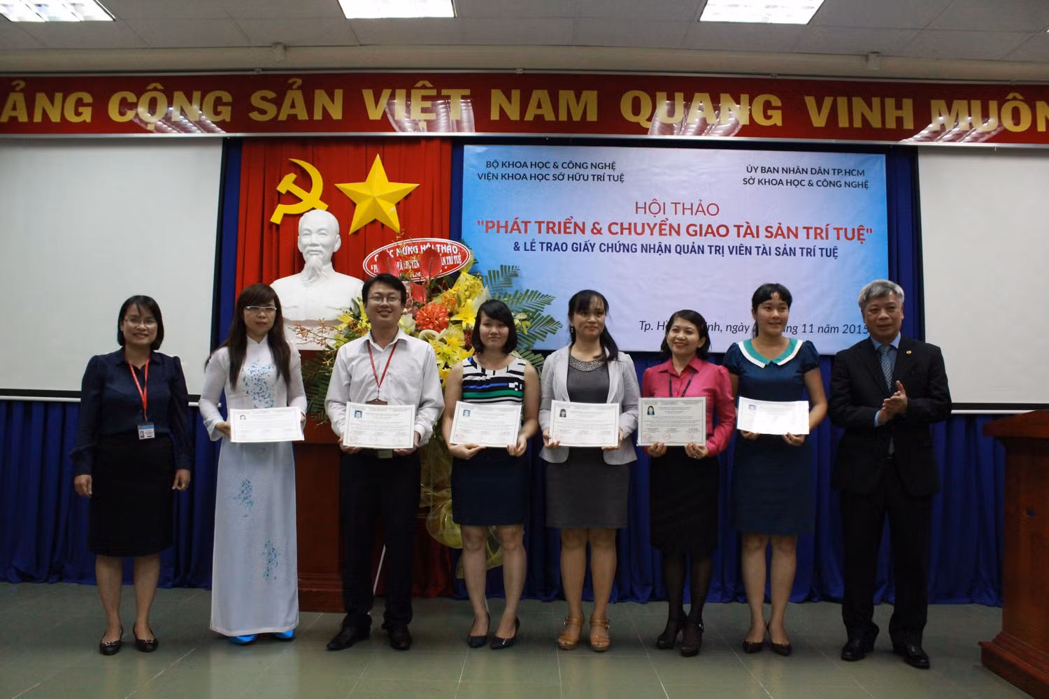 Thứ trưởng Trần Việt Thanh (ngoài cùng bên phải) trao Giấy Chứng nhận quản trị viên Tài sản trí tuệ cho các học viên trải qua Chương trình Đào tạo Quản trị viên Tài sản Trí tuệ tại TP.HCM giai đoạn 2011-2015.