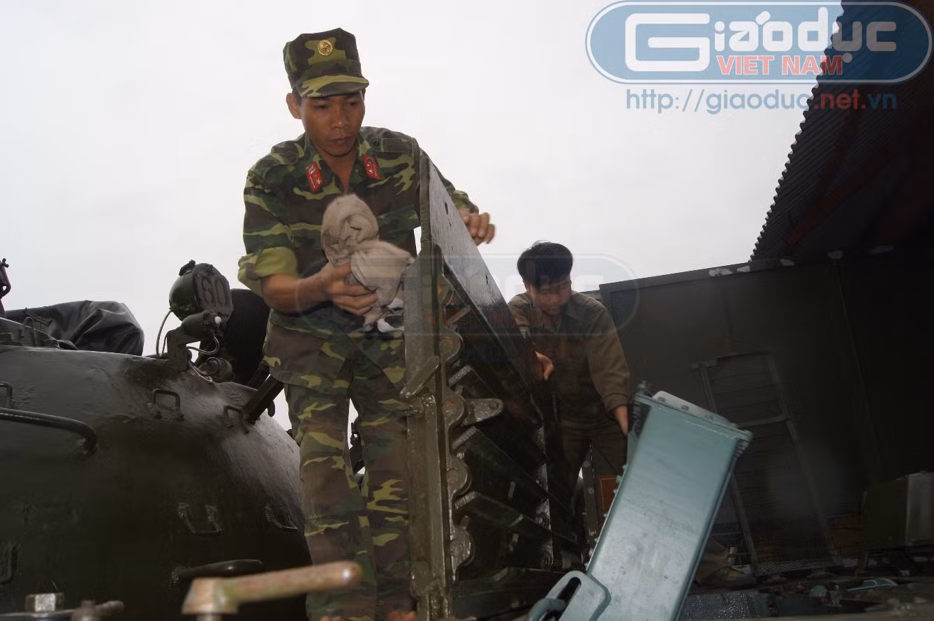 Bảo quản thiết bị, vũ khí, súng 12ly7 trên tháp pháo