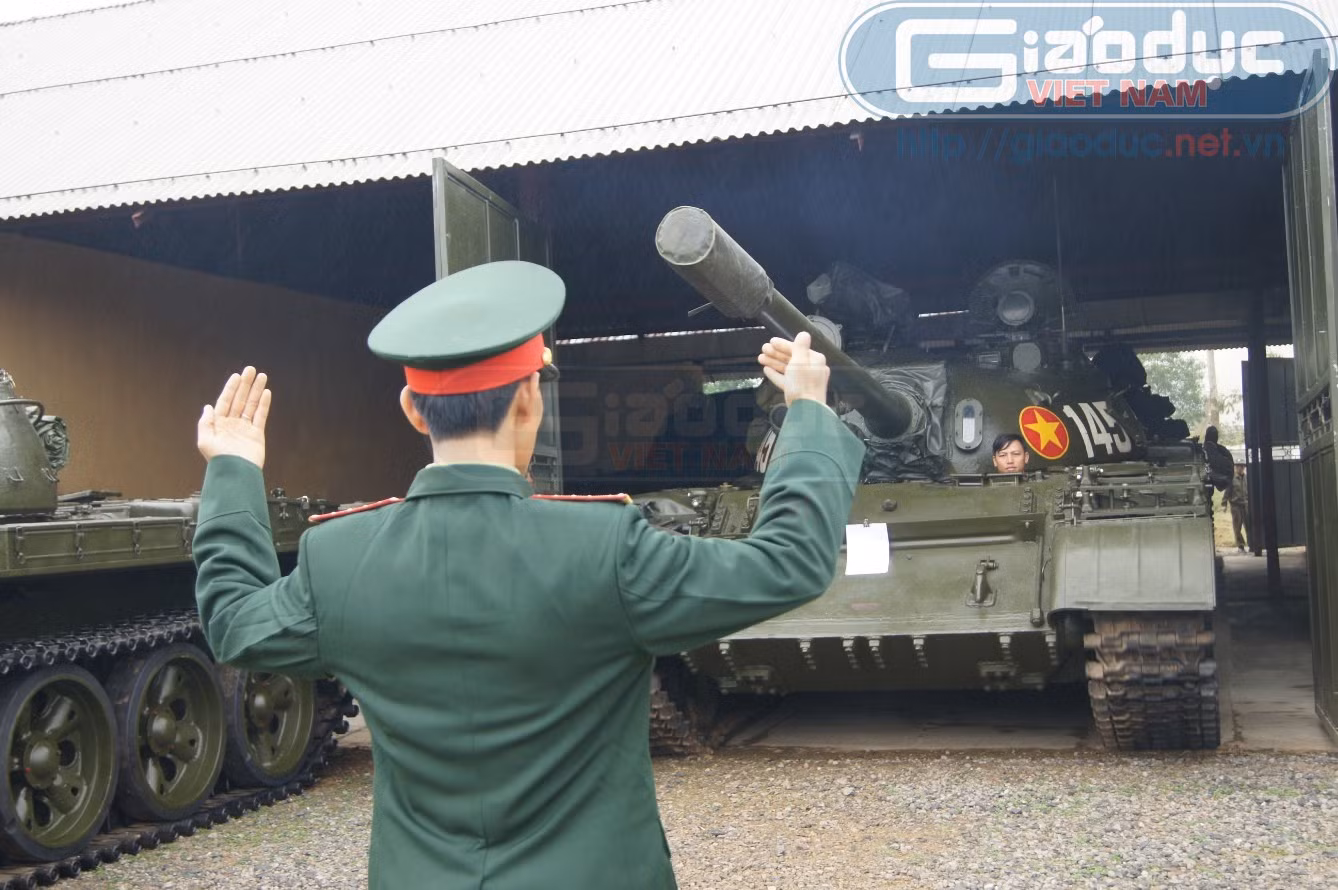Bảo quản thiết bị, vũ khí, súng 12ly7 trên tháp pháo