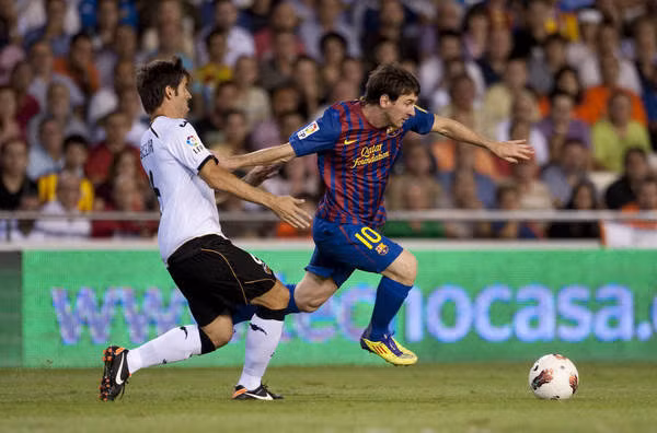 Messi luôn bị kèm chặt.