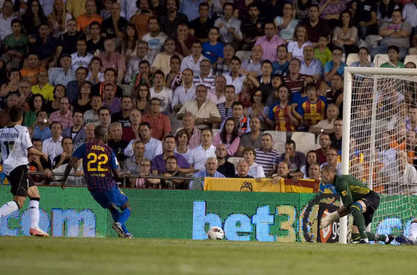Abidal đá phản lưới nhà giúp Valencia vượt lên dẫn trước.