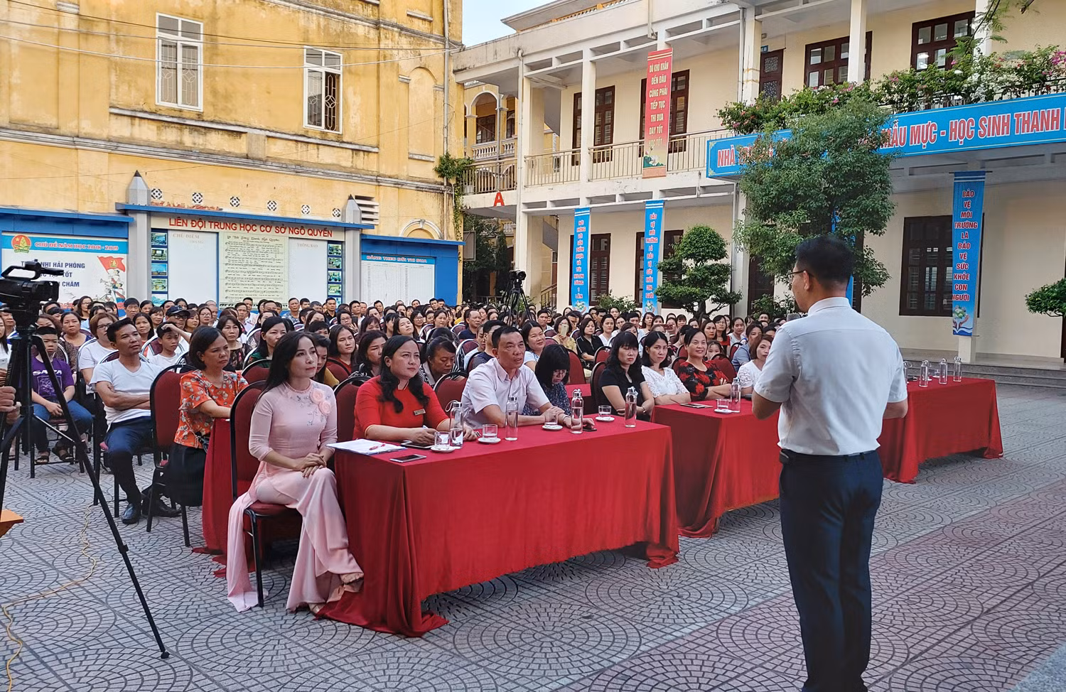 Bằng ngôn từ giản dị, dể hiểu, những chia sẻ của Tiến sĩ Trần Văn Tính được phụ huynh hưởng ứng (Ảnh: Lã Tiến) Bằng ngôn từ giản dị, dể hiểu, những chia sẻ của Tiến sĩ Trần Văn Tính được phụ huynh hưởng ứng (Ảnh: Lã Tiến)