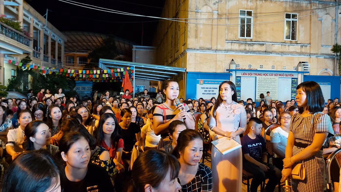 Các bậc phụ huynh nhờ chuyên gia Trần Văn Tính tư vấn những thắc mắc trong việc nuôi dạy con (Ảnh: Lã Tiến) Các bậc phụ huynh nhờ chuyên gia Trần Văn Tính tư vấn những thắc mắc trong việc nuôi dạy con (Ảnh: Lã Tiến)