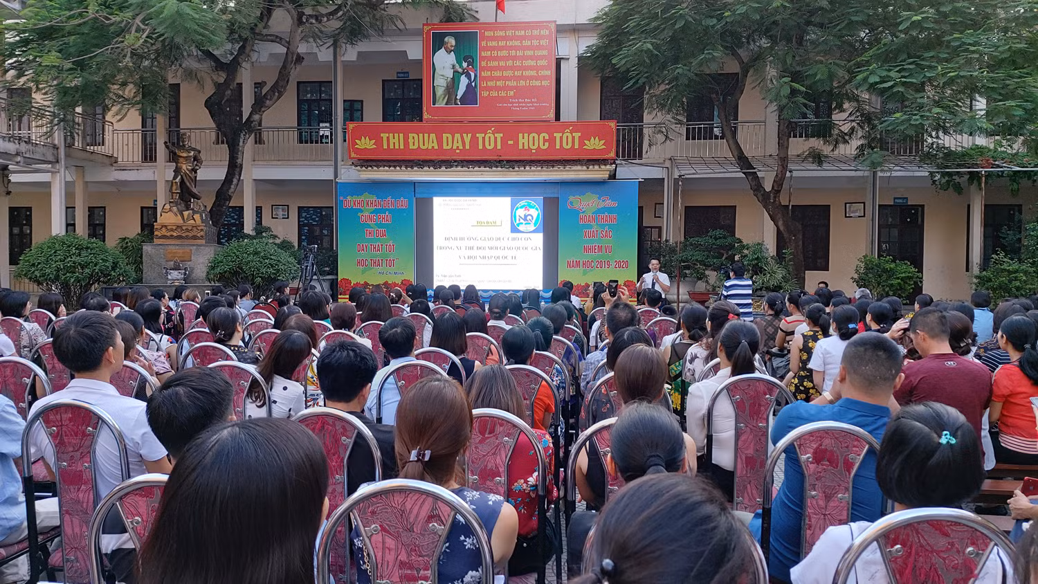 Buổi tư vấn nhận được sử hưởng ứng tích cực từ phía phụ huynh Trường Trung học cơ sở Ngô Quyền (Ảnh: Lã Tiến) Buổi tư vấn nhận được sử hưởng ứng tích cực từ phía phụ huynh Trường Trung học cơ sở Ngô Quyền (Ảnh: Lã Tiến)
