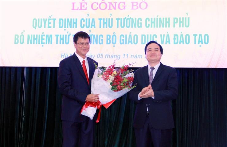 Bộ trưởng Phùng Xuân Nhạ trao Quyết định bổ nhiệm và tặng hoa chúc mừng tân Thứ trưởng Bộ Giáo dục và Đào tạo Lê Hải An (Ảnh: moet.gov.vn) Bộ trưởng Phùng Xuân Nhạ trao Quyết định bổ nhiệm và tặng hoa chúc mừng tân Thứ trưởng Bộ Giáo dục và Đào tạo Lê Hải An (Ảnh: moet.gov.vn)