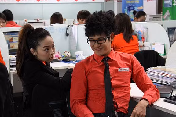 Khác với hình ảnh lạnh lùng của Nam trong Những nụ hôn rực rỡ, hay vẻ bất cần đời như Quốc - chàng công tử chịu chơi trong Cổng mặt trời, Tết này khán giả yêu thích điện ảnh sẽ được gặp lại Phùng Ngọc Huy với một hình ảnh hoàn toàn mới.