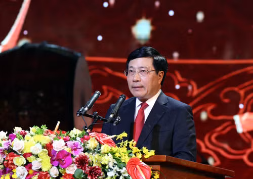 Phó Thủ tướng, Bộ trưởng Bộ Ngoại giao Phạm Bình Minh phát biểu tại Chương trình Xuân Quê hương 2018. Ảnh: VGP/Hải Minh
