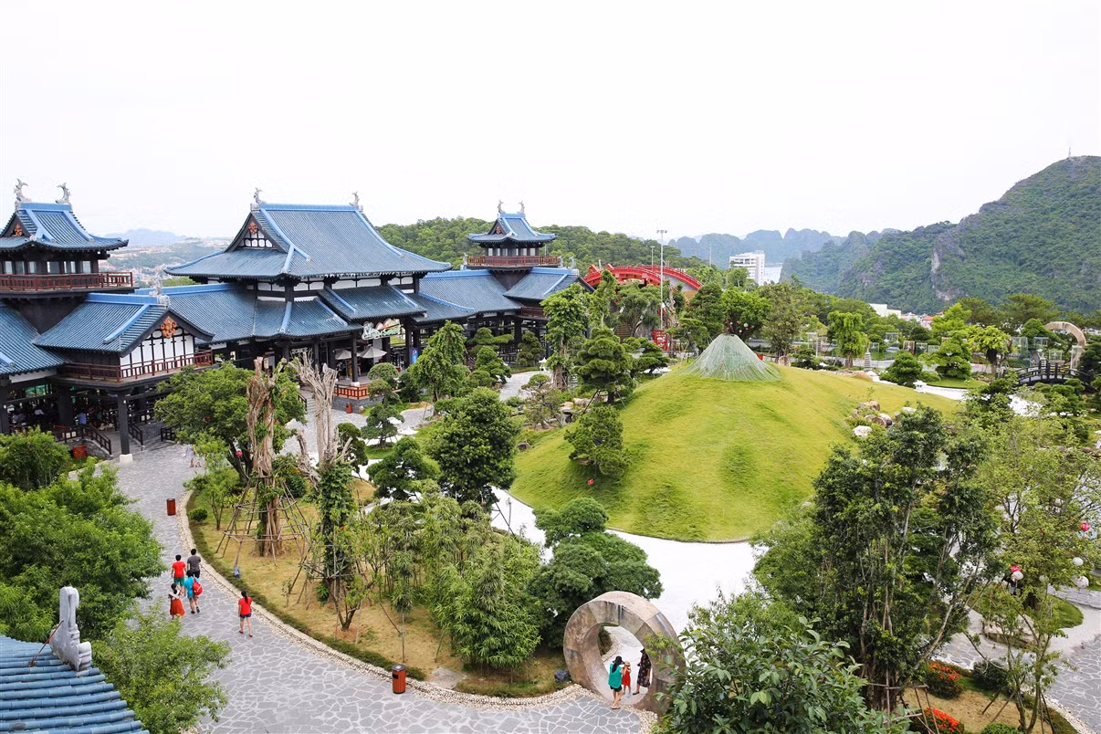 Toàn cảnh Nhật Bản thu nhỏ trên đỉnh Ba Đèo và cây cầu Koi. Đẹp như vườn địa đàng nơi hạ giới. Toàn cảnh Nhật Bản thu nhỏ trên đỉnh Ba Đèo và cây cầu Koi. Đẹp như vườn địa đàng nơi hạ giới.