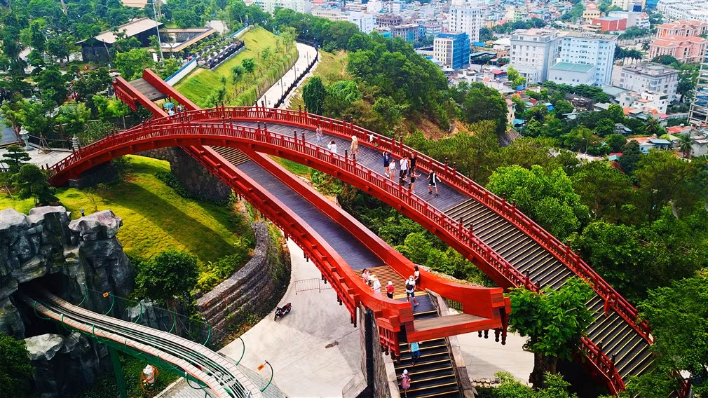 Nằm trong khu vui chơi trên đỉnh Ba Đèo thuộc tổ hợp Sun World Halong Complex, cây cầu đỏ rực uốn cong trên nền xanh mướt của vườn Nhật. Thiết kế hai tầng của cây cầu mô phỏng hình chú cá Koi, vì thế mà được gọi là cầu Koi. Nhưng tên thực của cây cầu này là cầu Âm Dương, với cầu Dương bên trên và cầu Âm bên dưới, mang ý nghĩa sự kết nối hòa hợp âm dương trong văn hóa Nhật Bản. Nằm trong khu vui chơi trên đỉnh Ba Đèo thuộc tổ hợp Sun World Halong Complex, cây cầu đỏ rực uốn cong trên nền xanh mướt của vườn Nhật. Thiết kế hai tầng của cây cầu mô phỏng hình chú cá Koi, vì thế mà được gọi là cầu Koi. Nhưng tên thực của cây cầu này là cầu Âm Dương, với cầu Dương bên trên và cầu Âm bên dưới, mang ý nghĩa sự kết nối hòa hợp âm dương trong văn hóa Nhật Bản.