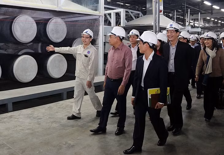 Ông Trần Sỹ Thanh, Ủy viên Ban chấp hành Trung ương Đảng, Phó trưởng ban Kinh tế Trung ương, Chủ tịch Hội đồng thành viên PVN kiểm tra hệ thống sản xuất xơ sợi tại Nhà máy Xơ sợi Đình Vũ.