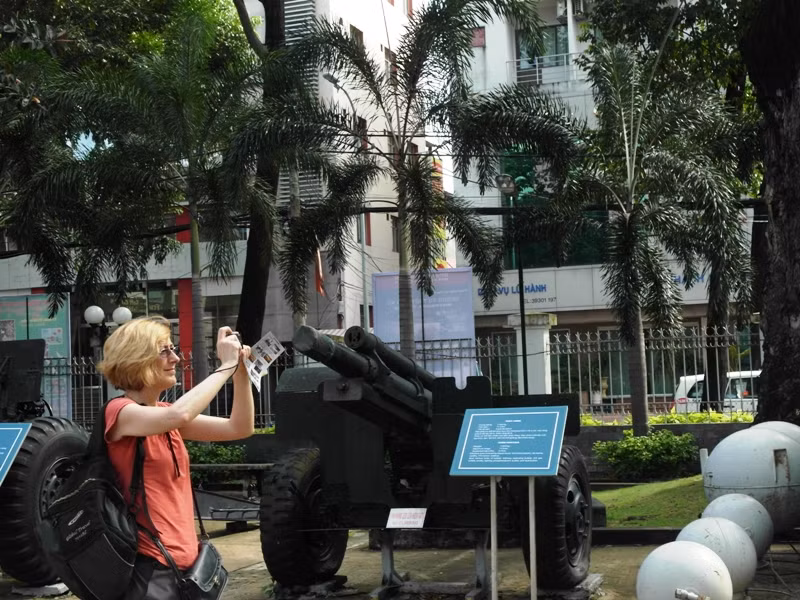 Một du khách nước ngoài thích thú chụp lại chiếc máy bay mà bộ đội Việt Nam đã từng sử dụng trong chiến tranh.
