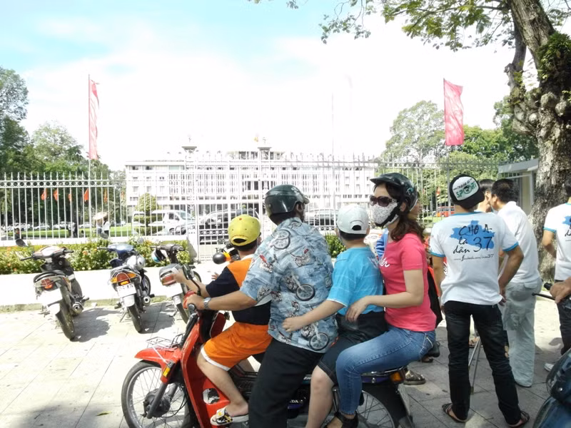Có trường hợp, cả vợ chồng, con cái đèo trên xe máy, đi tham quan Dinh Thống nhất…