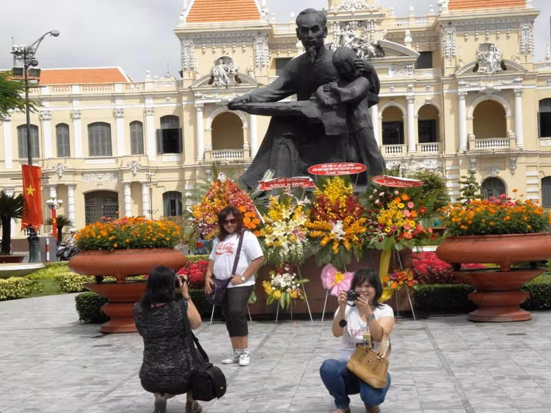 Có rất nhiều du khách đến dâng hoa, chụp ảnh lưu niệm tại tượng đài Bác.