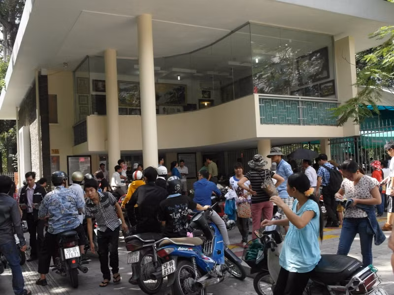 Rất đông người dân xếp hàng chờ mua vé vào tham quan di tích lịch sử này.