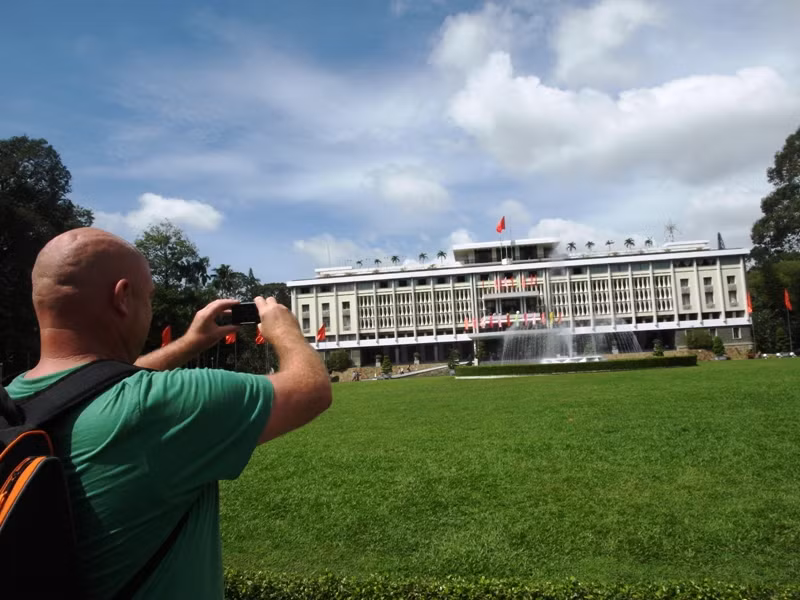 Một người đàn ông nước ngoài đang ghi lại hình ảnh của tòa nhà từng diễn ra bao sự kiện lịch sử trọng đại của đất nước
