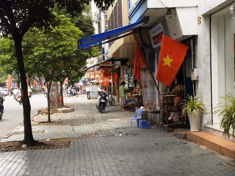 Vỉa hè đường Lê Lợi (Quận 1) lưa thưa người qua lại.