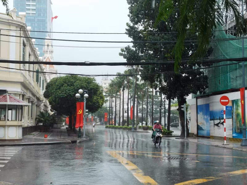 Khi bài báo này lên trang, một cơn mưa lớn bất ngờ đổ xuống thành phố, cách đây ít phút.
