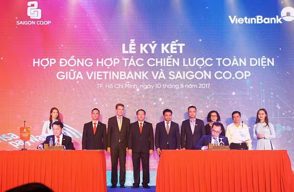 Ông Phùng Duy Khương - Giám đốc Khối Bán lẻ, hàm Phó Tổng Giám đốc VietinBank và đại diện Saigon Co.op ký hợp đồng cung cấp các dịch vụ ngân hàng bán lẻ và phát hành thẻ đồng thương hiệu Visa Paywave Ông Phùng Duy Khương - Giám đốc Khối Bán lẻ, hàm Phó Tổng Giám đốc VietinBank và đại diện Saigon Co.op ký hợp đồng cung cấp các dịch vụ ngân hàng bán lẻ và phát hành thẻ đồng thương hiệu Visa Paywave