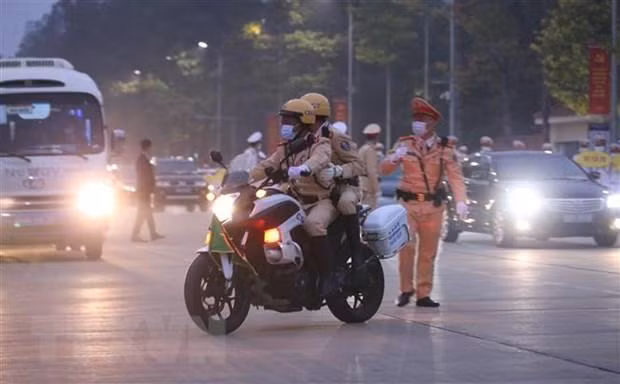 Lực lượng Cảnh sát Giao thông dẫn đoàn và đảm bảo an ninh trên tuyến đường đoàn đại biểu di chuyển từ Lăng Chủ tịch Hồ Chí Minh đến Trung tâm Hội nghị Quốc gia. (Ảnh: Dương Giang/TTXVN) Lực lượng Cảnh sát Giao thông dẫn đoàn và đảm bảo an ninh trên tuyến đường đoàn đại biểu di chuyển từ Lăng Chủ tịch Hồ Chí Minh đến Trung tâm Hội nghị Quốc gia. (Ảnh: Dương Giang/TTXVN)